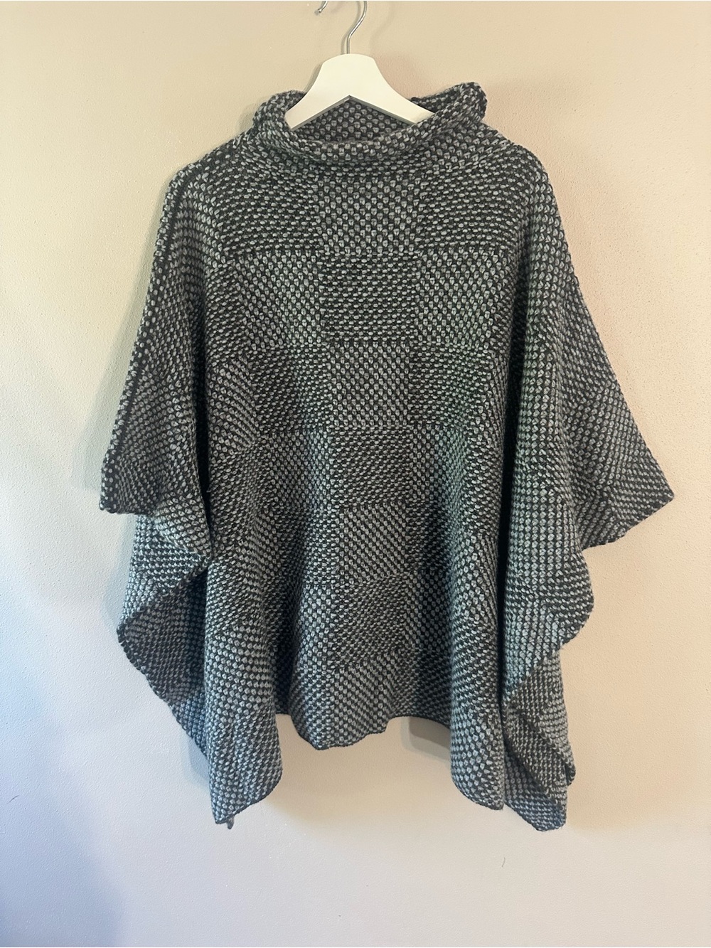 Fisherman Out of Ireland Women's Gray Two-Tone Chunky Knit Shrug